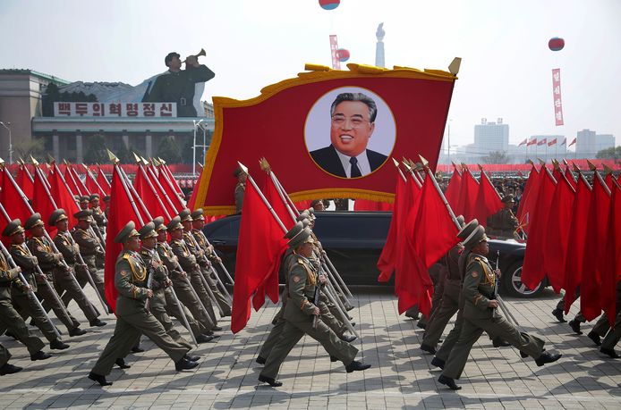 Noord Koreaanse soldaten marcheren tijdens de parade.