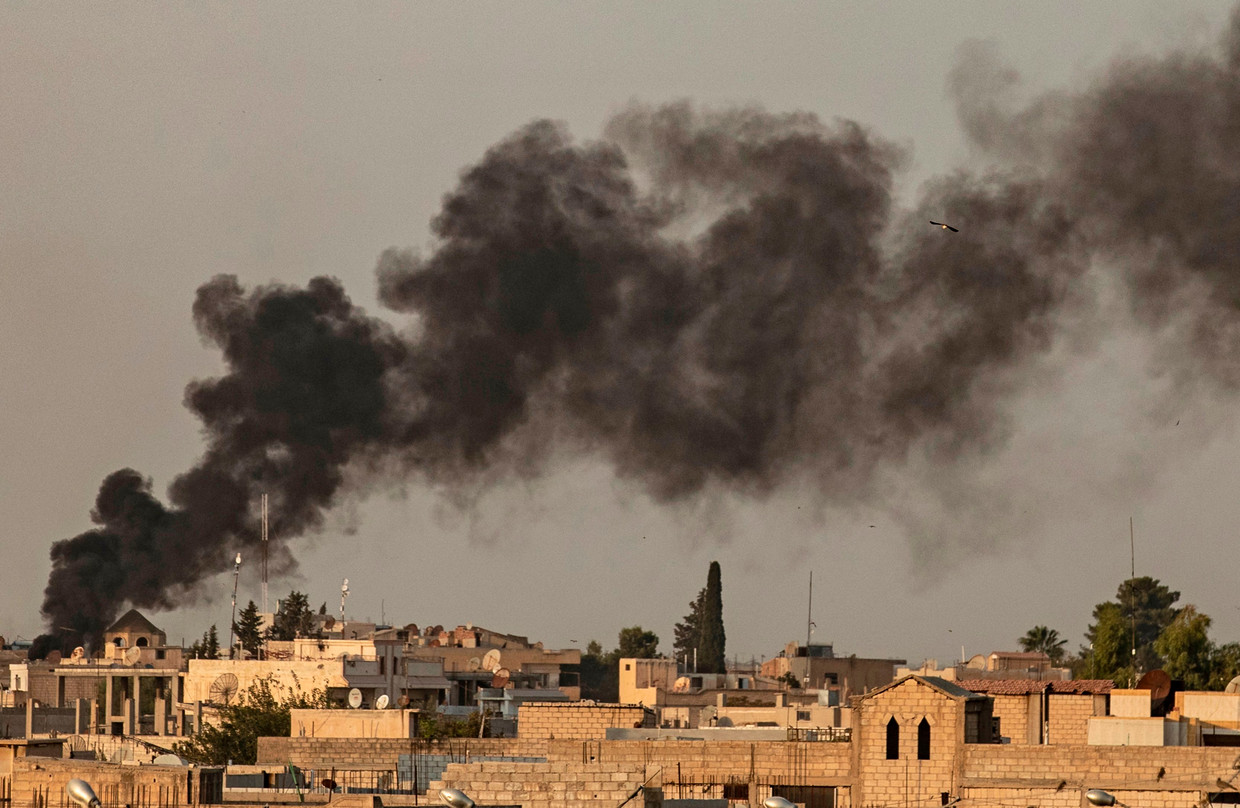 Rook stijgt op boven de Syrische stad Ras al-Ain, die woensdag door Turkije werd aangevallen.  Beeld AFP