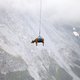 Zwitserse koeien met helikopter van hoge alpenweide gehaald