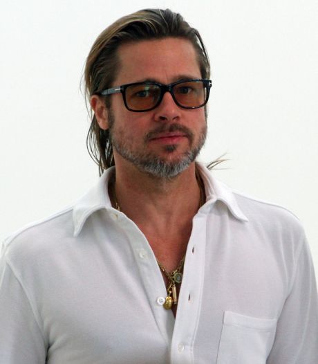 "Brad Pitt et John Travolta ont tenté de me tuer pour que je ne révèle pas leur liaison"