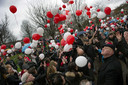 Deelnemers aan de stille tocht voor de vermoorde Diego laten in 2017 ballonnen los.
