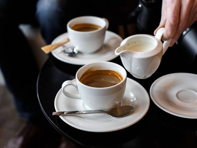 Vergeet suiker of melk, de nieuwste foodhype is zout in je kop koffie: hoe (on)gezond of lekker is dat?