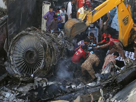 Verkeersleiding in de fout en piloten afgeleid door corona bij vliegtuigcrash Pakistan
