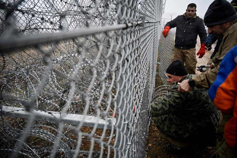 Het hek op de grens tussen Bulgarije en Turkije (niet betaald door de EU) wordt vaak vernield en heeft dan reparatie nodig.  Beeld AFP