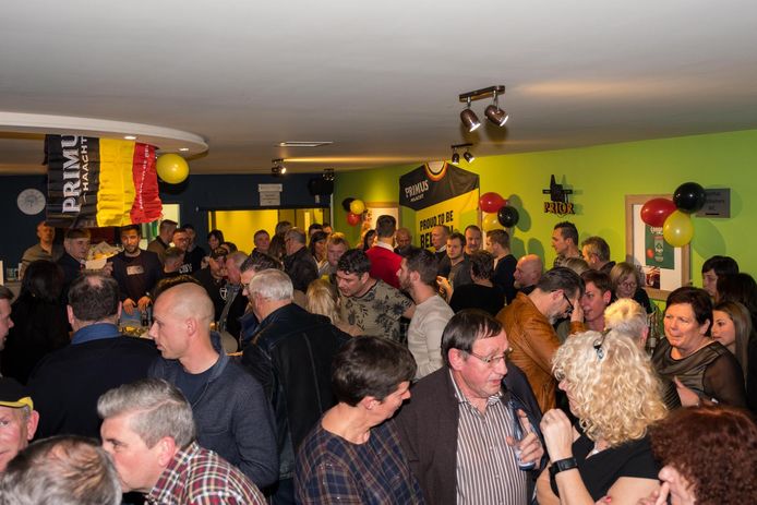 Heel wat familie, vrienden, kennissen en supporters kwamen de driekleur van Thibau Nys gisteravond vieren.