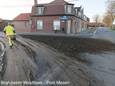 Enkele tonnen slib moesten van het wegdek geruimd worden op de Vlaams-Waalse grens.