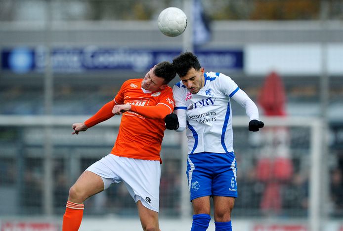 Casper Westera (Oranje Wit) en Akram Chentouf vechten een kopduel uit.
