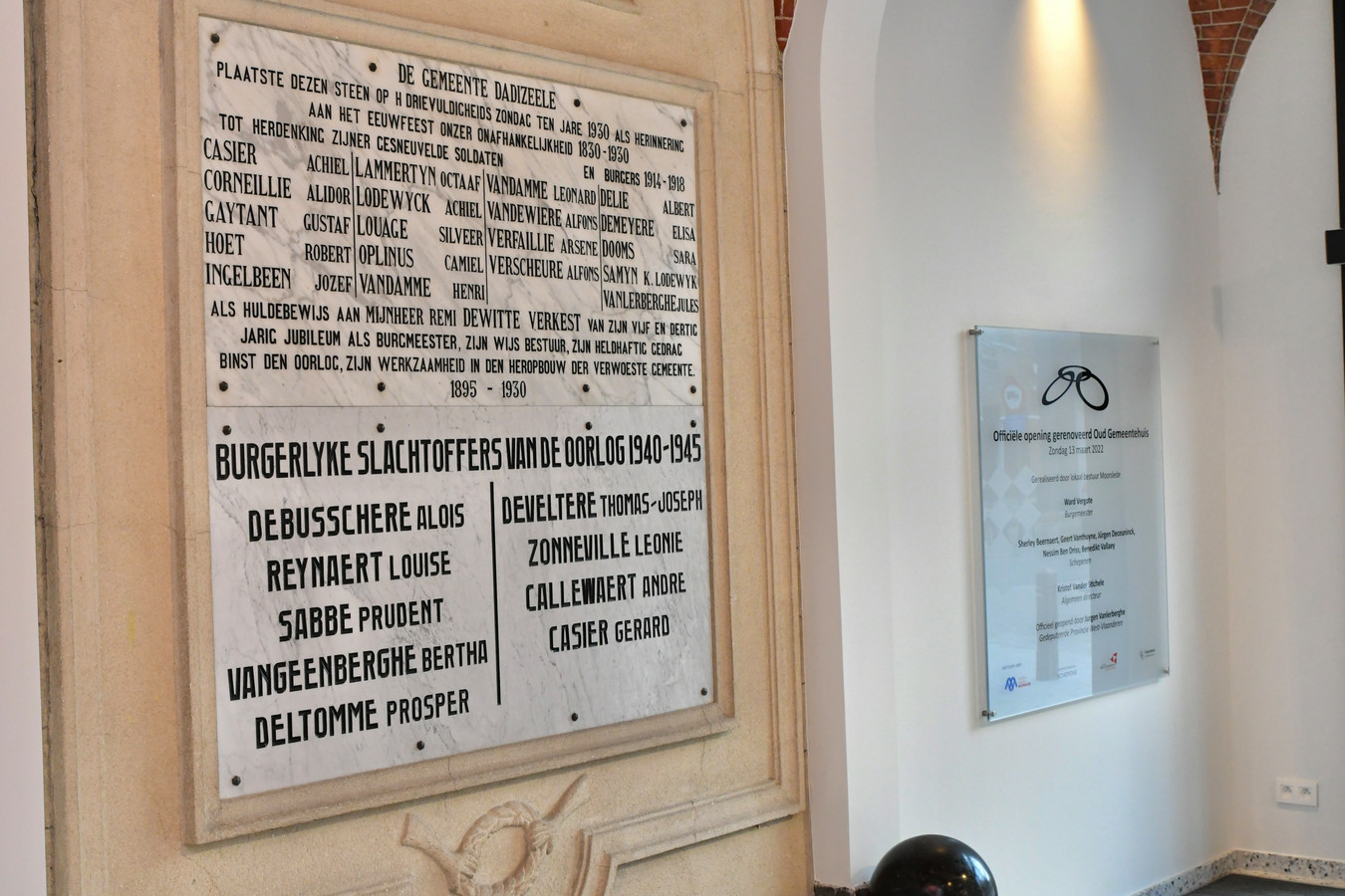 Twee paardjes van draaimolen uit het Dadipark en collage van 300 foto’s