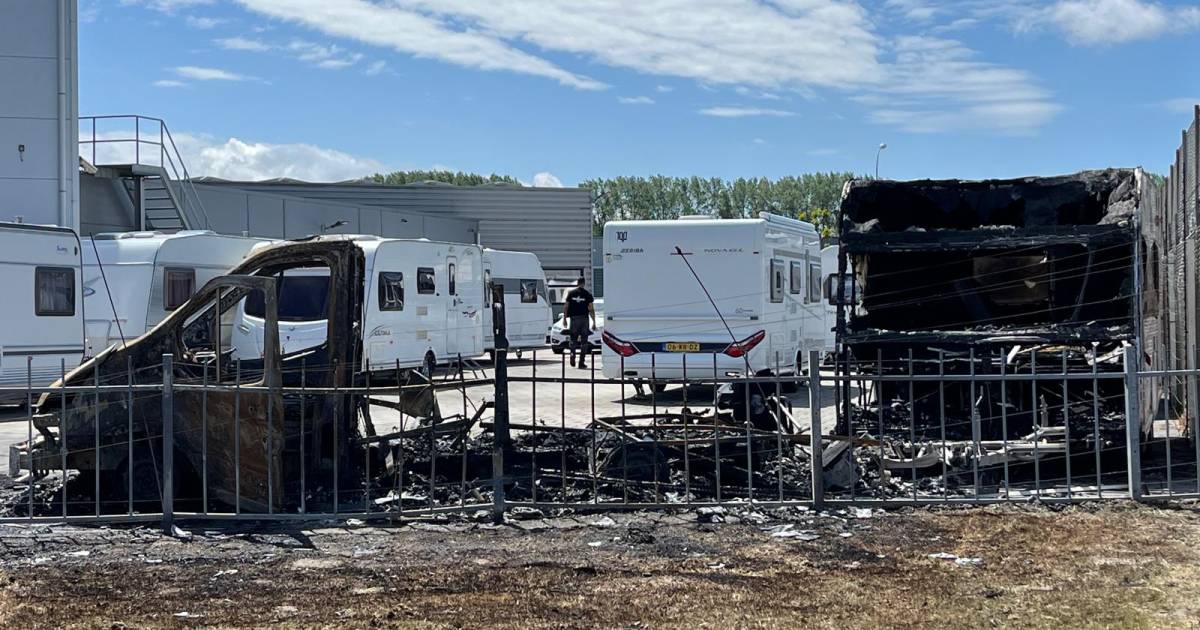 Niet drie maar acht campers en caravans uitgebrand bij Gorter in Heinkenszand: ‘Het is verschrikkeli