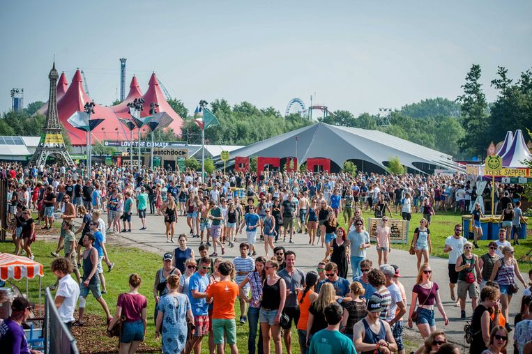Het terrein van het Lowlands-festival tijdens een ouderwetse editie in Biddinghuizen. Beeld EPA