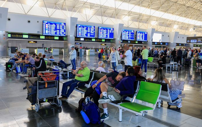 Gestrande reizigers slapen op het vliegveld van Gran Canaria.