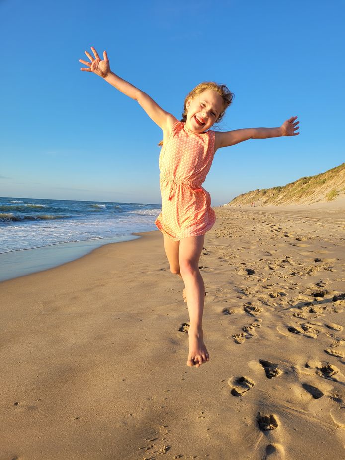 VREUGDESPRONG - Zo blij is de zesjarige Ise als ze de eerste dag van de vakantie op het strand is. Een heerlijke vakantie in Burgh Haamstede.