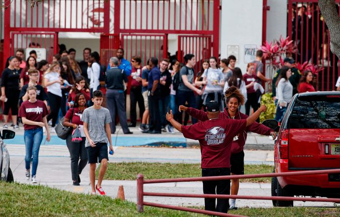 Leerlingen en leraren verlaten de Marjory Stoneman Douglas High School nadat ze er voor het eerst weer zijn teruggekeerd na de schietpartij.