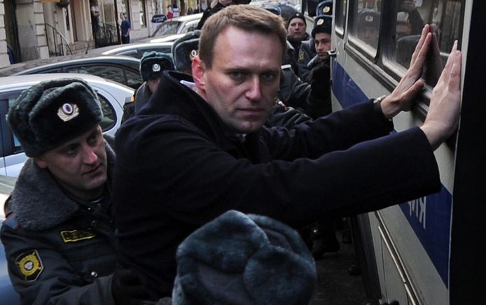 Oppositiefiguur Aleksej Navalny is door de kiescommissie na gerechtelijke veroordelingen onverkiesbaar verklaard en neemt dus niet deel. "Navalny mag dan wel opkomen tegen corruptie, maar is volgens de bevolking toch ook niet de man die Rusland naar de toekomst toe zou kunnen besturen", aldus Malfliet.