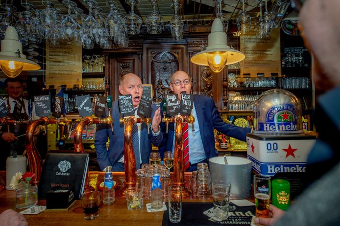 Wim en Hans Anker zingen uit volle borst achter de bar van café Anneke in Wijchen.
