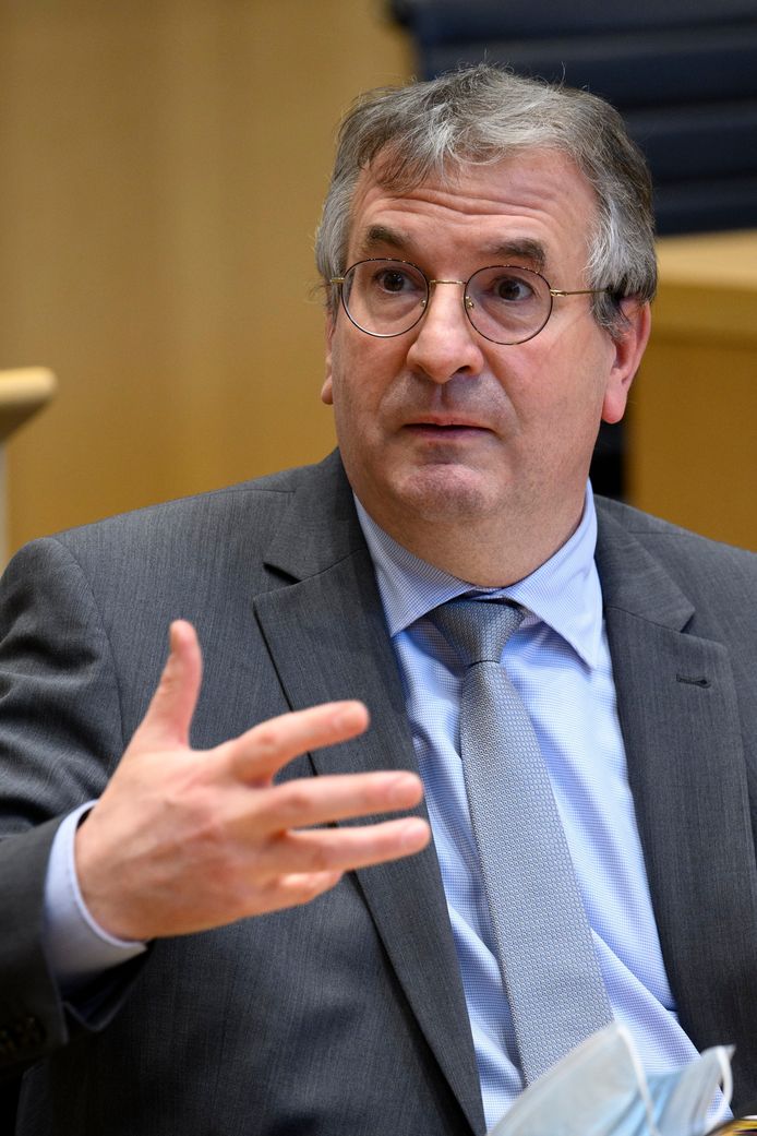 Wat betreft de viruscirculatie in lagere scholen roept Pierre-Yves Jeholet (MR), minister-president van de Franstalige gemeenschap, op tot koelbloedigheid, in tegenstelling tot z'n Vlaamse collega's.