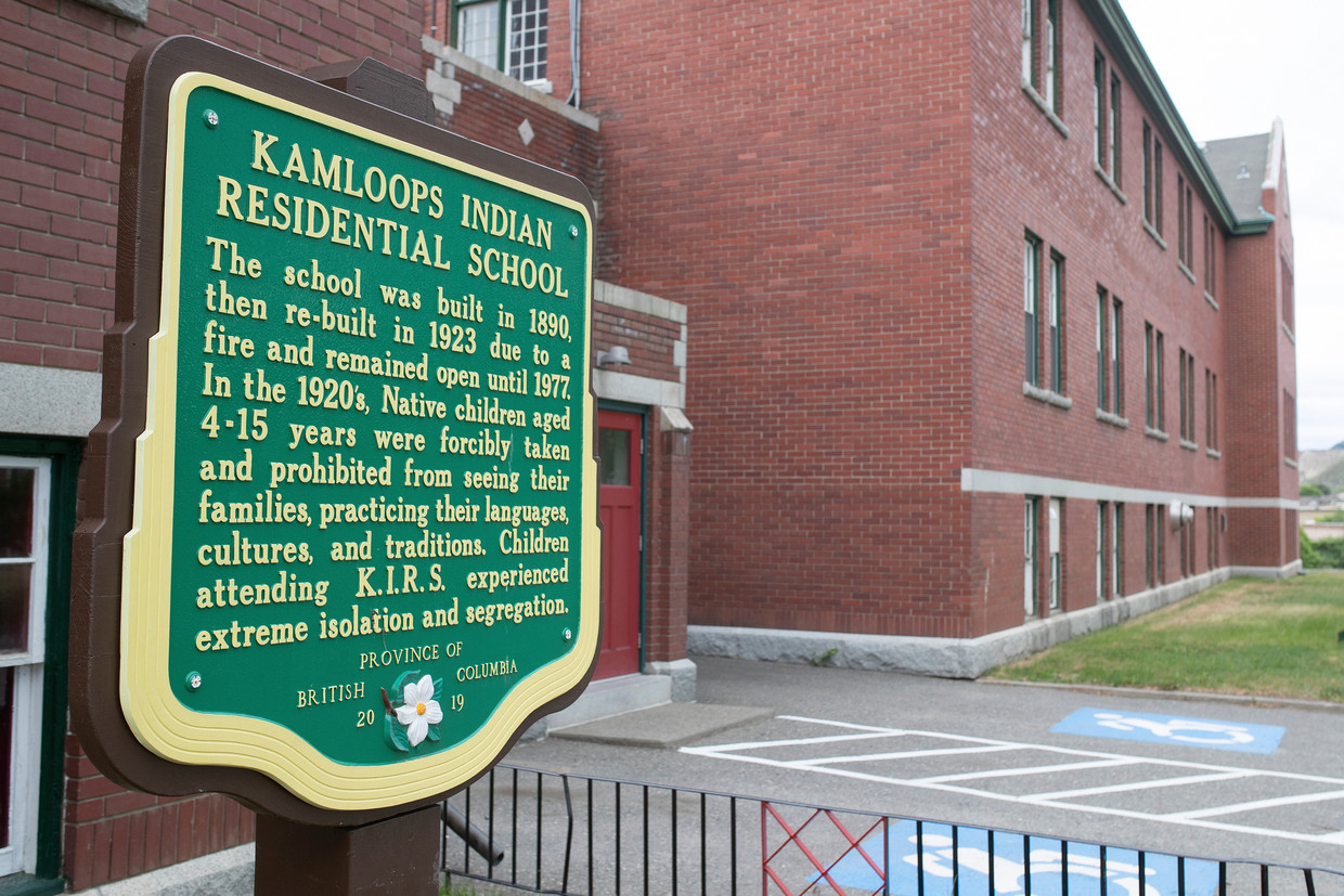 Een herdenkingsbord bij de voormalige katholieke kostschool in Kamloops. Beeld AP