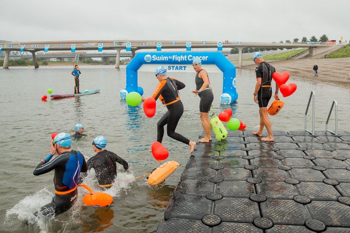 Swim for Cancer zondagmiddag in de spiegelwaal in Nijmegen.