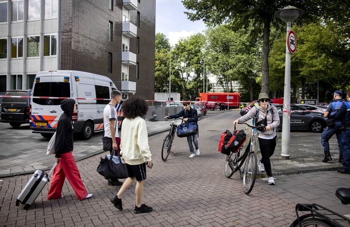Studenten halen hun spullen op in de studentenflat in de Krelis Louwenstraat in Amsterdam-West waar een brand heeft gewoed.