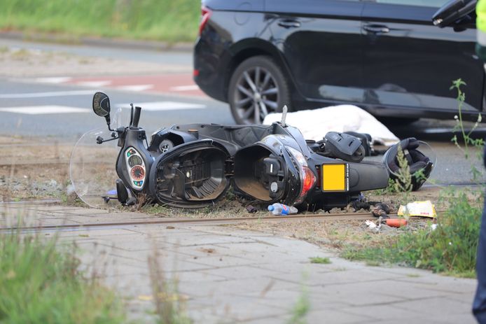 Aanrijding Tussen Auto En Scooter Op Oude Middenweg Den Haag Ad Nl