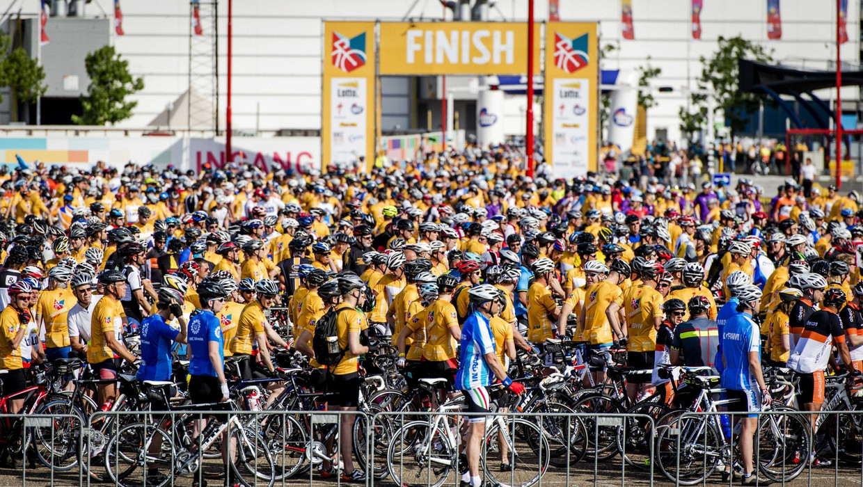 Wielrenners konden in Utrecht al in de stemming komen voor de start van de Tour de France. Beeld epa