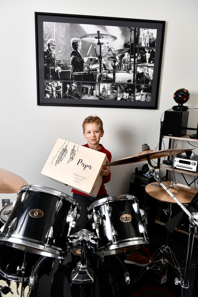 De herinneringen aan zijn papa bewaart Mirko in een houten kistje. Op de achtergrond  een foto van zijn optreden op Rock Werchter in de zomer van 2018. Toen mocht hij een drumsolo spelen tijdens het optreden van Triggerfinger.