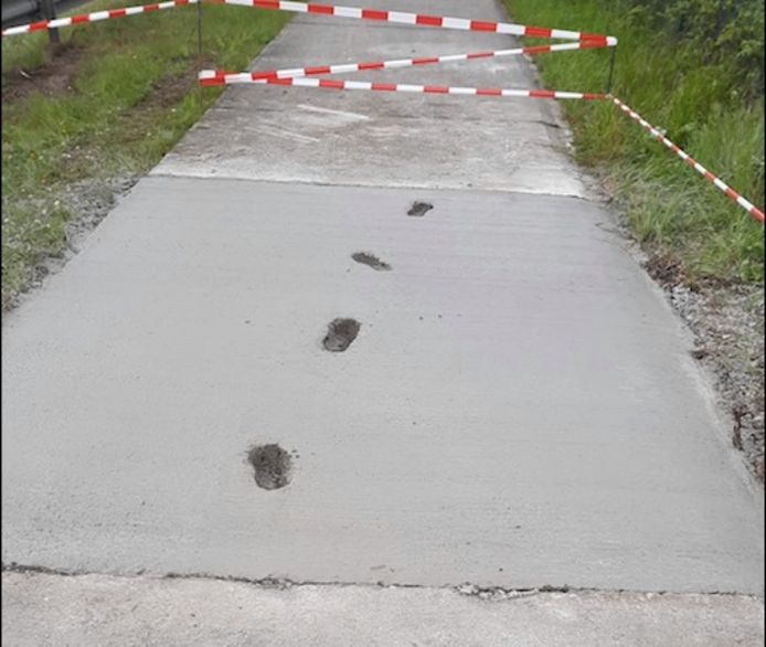 Onder meer een stukje vers gegoten fietspad aan de R4 werd vernield.