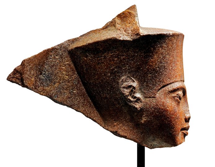 Het geveilde beeld van de jonge farao Toetanchamon.