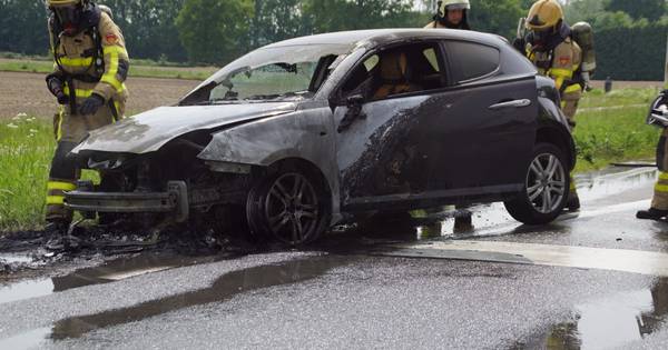 Auto vliegt spontaan in brand in Wehl