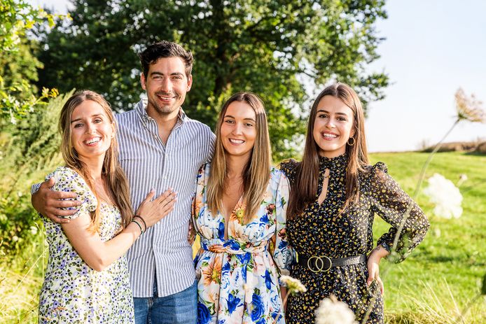 Kim koos voor Carole, Ginny en Emi in 'Boer zkt Vrouw'
