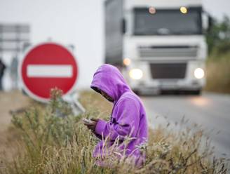 Vietnamese verstekeling in vrachtwagen wou wég uit Verenigd Koninkrijk en belandt op bedrijventerrein in Roeselare: “Toch niet voor iedereen land van melk en honing.”