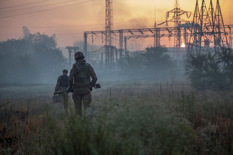 Oekraïense soldaten op patrouille in Severodonetsk. Om de stad wordt al wekenlang hevig gevochten. Beeld REUTERS
