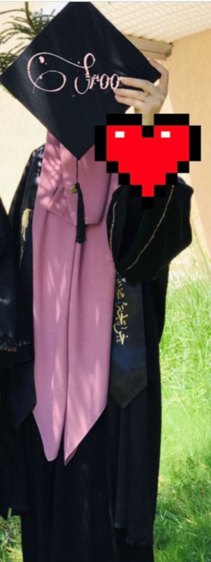 Dit moet Isra (21) zijn, vrij recent bij een diploma-uitreiking in Tripoli. Ze schermt haar gezicht af. Ook is bij haar hand iets afgeschermd; onbekend wat. De foto heeft enige tijd op Facebook gestaan, maar inmiddels verwijderd.
