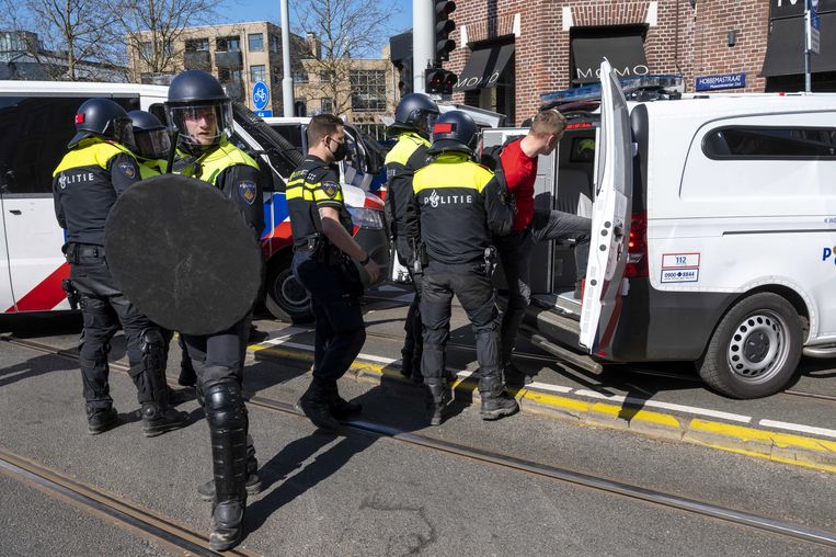 De politie verricht een arrestatie in Amsterdam. Beeld EPA