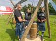 (Vlnr.) Dirk van ’t Zelfden, Maurice Uitdewilligen en Kornelis Smit met het whiskyvat dat hoort highlandgame Holding the Barrell.