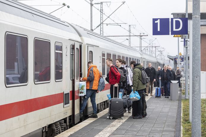 Passagiers stappen in Bad Bentheim op de internationale trein naar Berlijn.