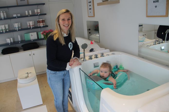 Margot Van Neste toont hoe een kindje in haar babywellness geniet van hydrotherapie.
