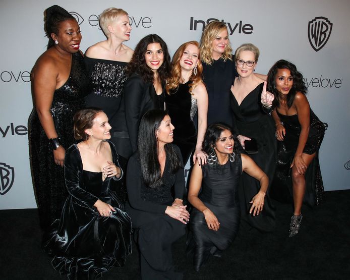 Tarana Burke (links bovenaan) poseerde in het zwart op de Golden Globes in het teken van #MeToo.