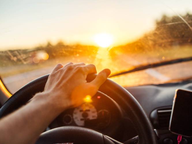 Last van laaghangende zon tijdens rijden? Dankzij deze tips hou je het veilig op de weg
