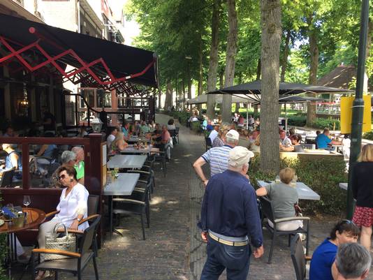 Vechten om een tafeltje hoefde niet, maar druk was het wel op de terrassen in Oisterwijk