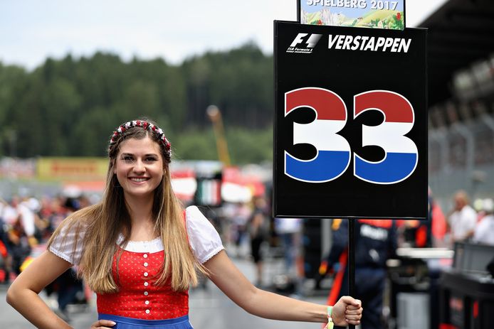 De grid girl bij de wagen van Max Verstappen tijdens de grand prix van Oostenrijk.