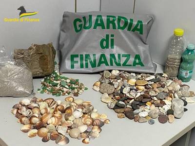 Italiaanse douane neemt 22 kilogram zand, schelpjes en kiezels van Sardinische stranden in beslag