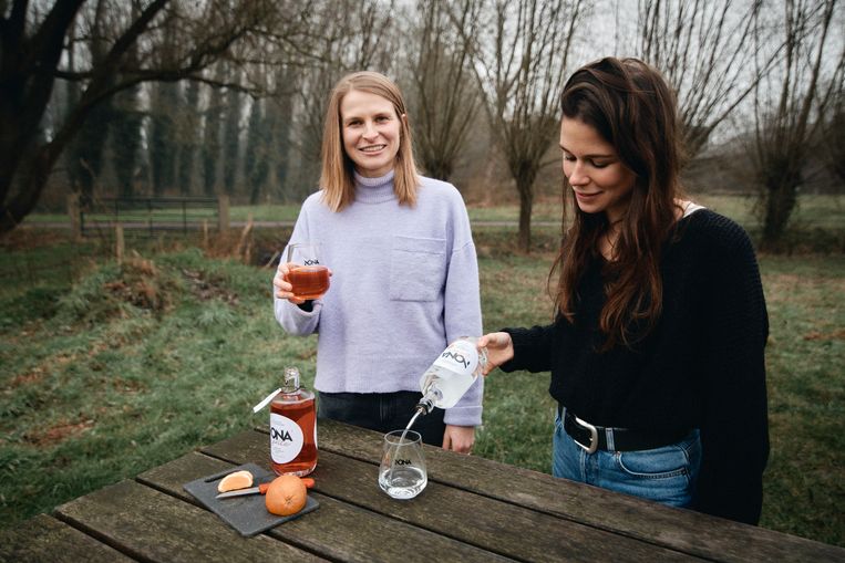 Charlotte Matthys (l.) maakte een alcoholvrij alternatief voor gin, Nona geheten.  Beeld Thomas Nolf