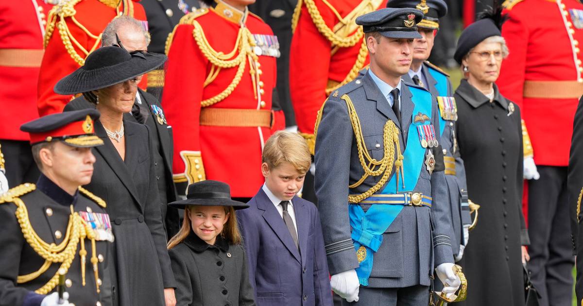 Perché il principe George è apparso tutto in blu al funerale della regina Elisabetta |  La regina Elisabetta II è morta