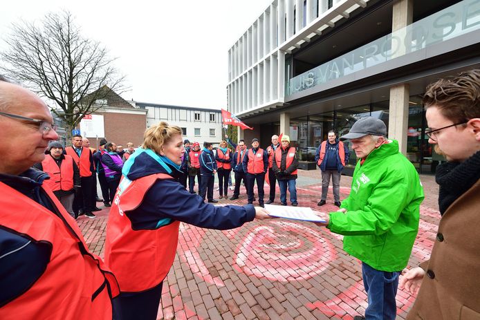 Mady Visscher (l.) overhandigt de petitie Stop de afbraak van het Openbaar Vervoer aan GroenLinks-raadslid  Mart Reijman.