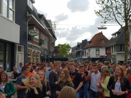 KingsNight betekent massale drukte in de Pastoriestraat en Willemstraat.