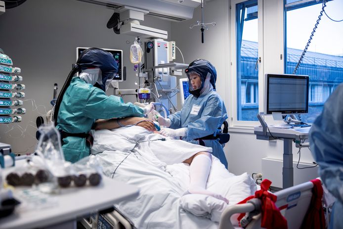 Wie liggend op zijn buik rochelend beweert dat corona geen gevaar is, lijkt niet voor rede vatbaar. Toch is het belangrijk dat deze groep niet aan de kant wordt gezet.