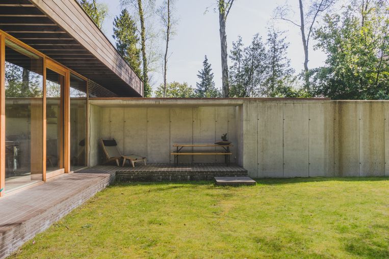 In dit project van de architect Eddy François voeren beton en hout de hoofdtoon. 
De ligstoel is de Bay Reclining Chair van Gloster, de opklapbare tuintafelset komt van bij hopper.be.
 Beeld Hannelore Veelaert
