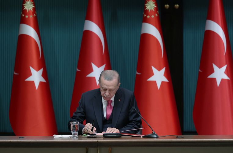 De Turkse president Erdogan heeft vrijdag het besluit ondertekend, waardoor de verkiezingen definitief op 14 mei worden gehouden. Beeld ANP / EPA