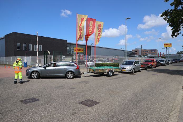 Door de drukte moesten er zelfs verkeersregelaars worden ingezet bij de milieustraat aan de Rijswijkse Laan van 's-Gravenmade.